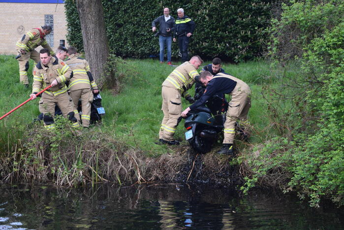 Brandweer haalt twee gedumpte scooters uit het water