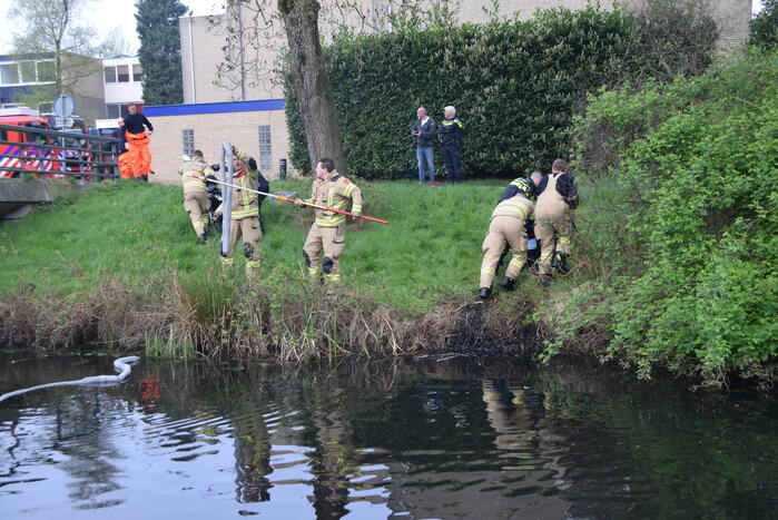 Brandweer haalt twee gedumpte scooters uit het water