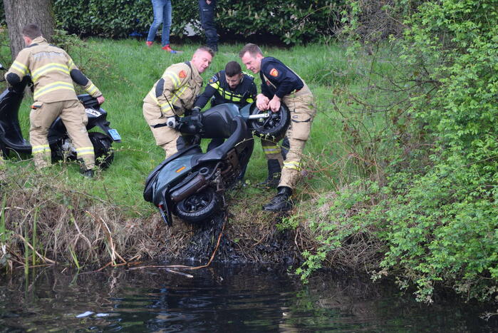 Brandweer haalt twee gedumpte scooters uit het water