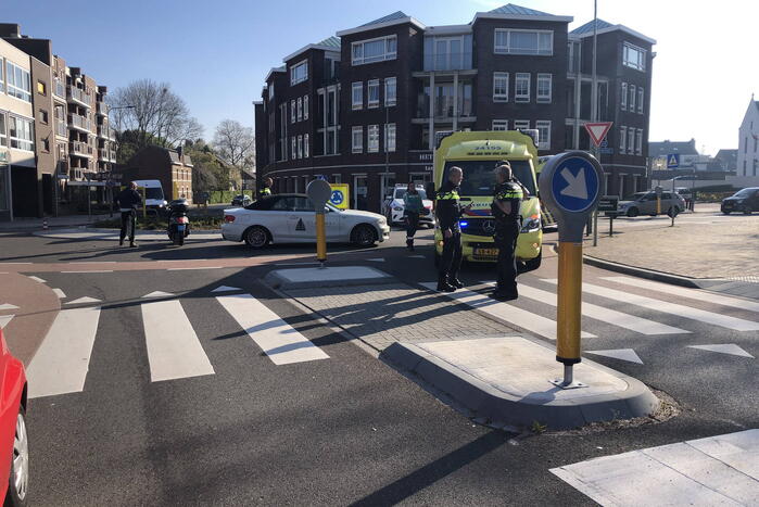 Scooterrijdster geschept door automobilist