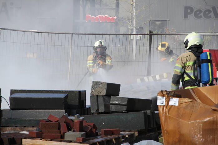 Zwarte rookwolken vanwege brand op bouwterrein