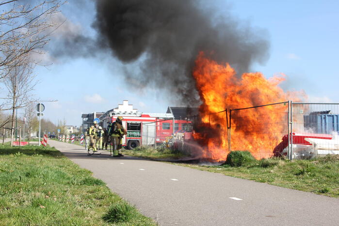 Zwarte rookwolken vanwege brand op bouwterrein