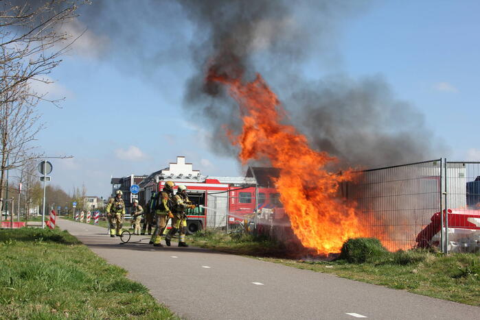 Zwarte rookwolken vanwege brand op bouwterrein