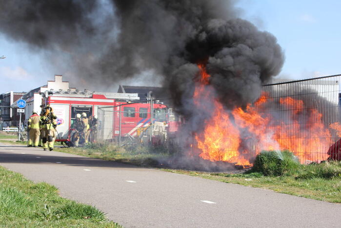 Zwarte rookwolken vanwege brand op bouwterrein