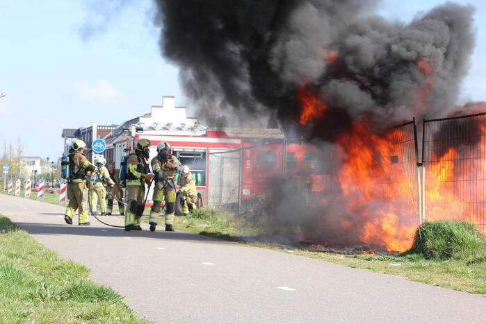 Zwarte rookwolken vanwege brand op bouwterrein