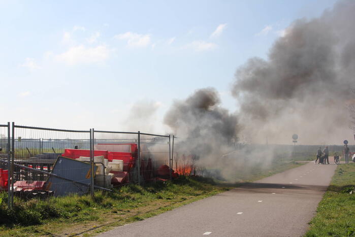 Zwarte rookwolken vanwege brand op bouwterrein