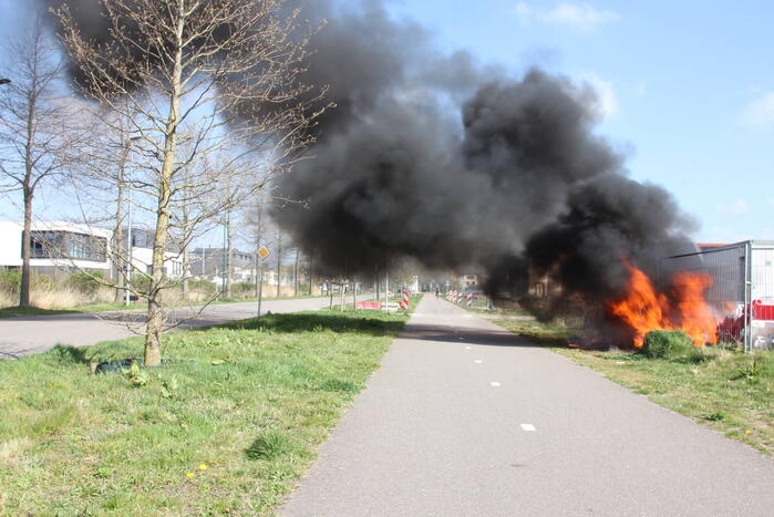 Zwarte rookwolken vanwege brand op bouwterrein