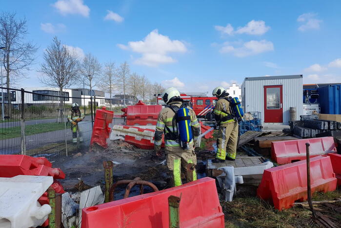Zwarte rookwolken vanwege brand op bouwterrein