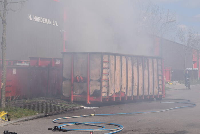 Hevige brand in grote afvalcontainer