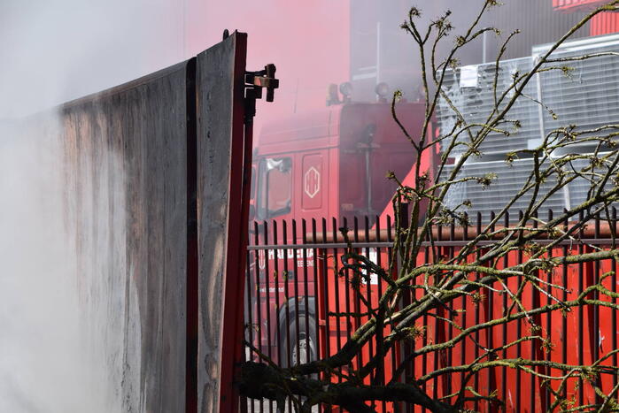 Hevige brand in grote afvalcontainer