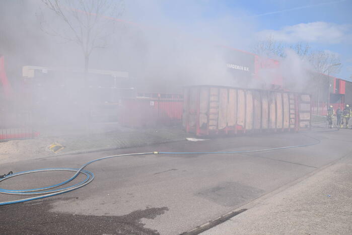 Hevige brand in grote afvalcontainer