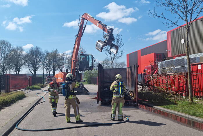 Hevige brand in grote afvalcontainer