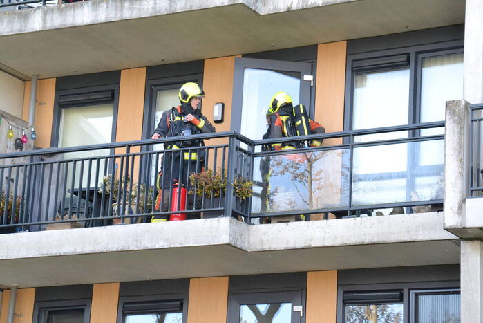 Bloempot in brand op balkon