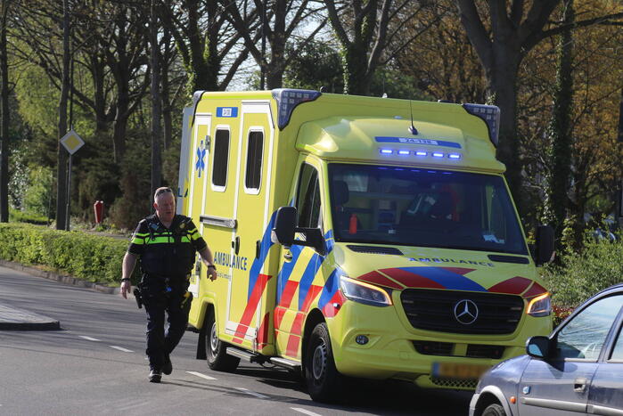 Persoon op scootmobiel gewond bij botsing met auto