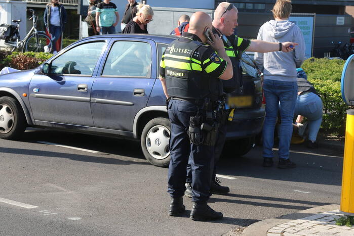 Persoon op scootmobiel gewond bij botsing met auto
