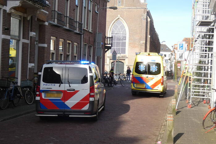 Twee fietsers op elektrische fietsen met elkaar in botsing