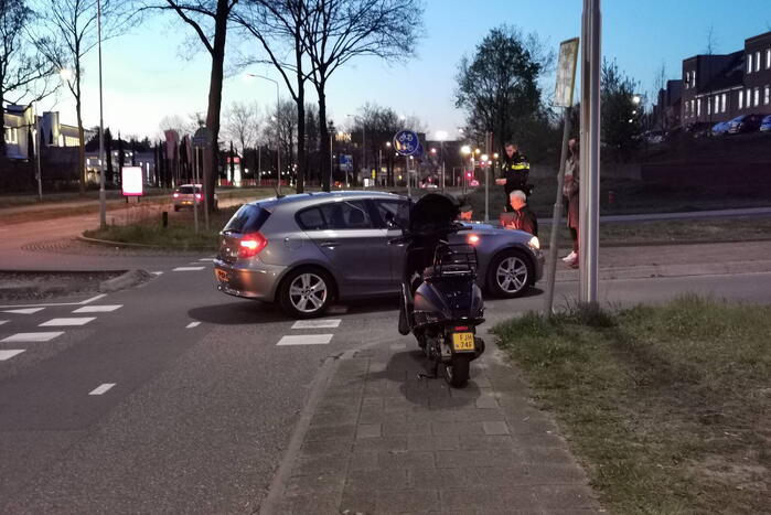 Brommerrijder gewond bij botsing met auto