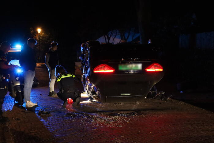 Maserati GranTurismo belandt op de kop in woonwijk
