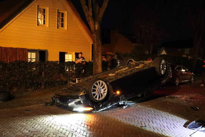 Maserati GranTurismo belandt op de kop in woonwijk