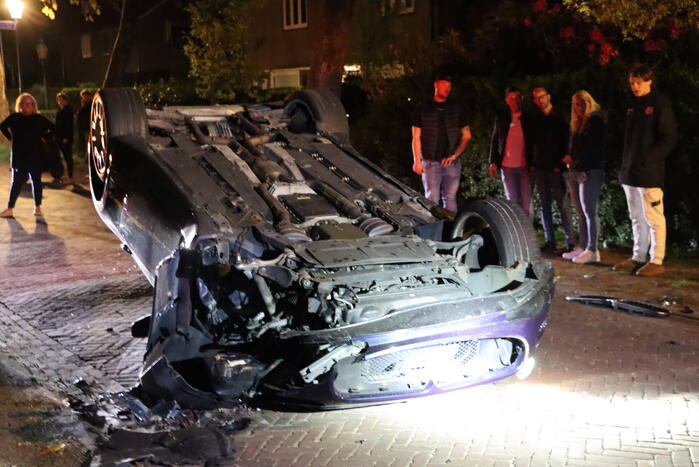 Maserati GranTurismo belandt op de kop in woonwijk