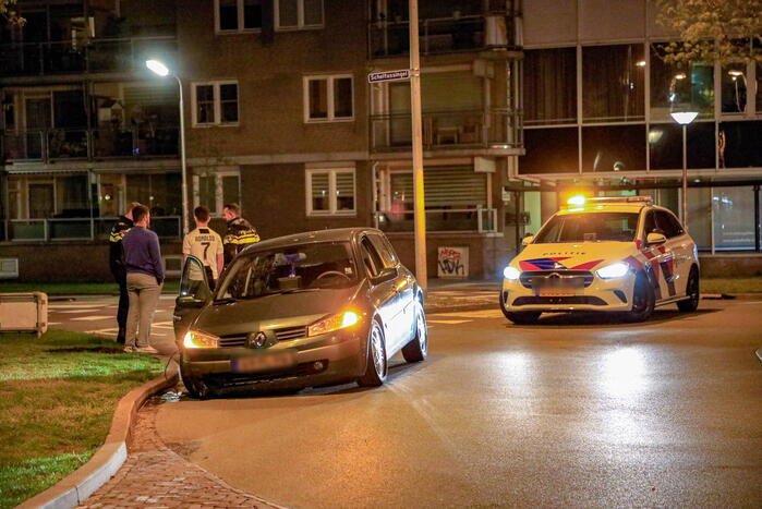 Automobilist verliest macht over het stuur op rotonde