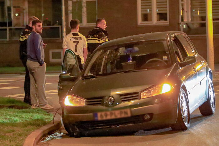 Automobilist verliest macht over het stuur op rotonde