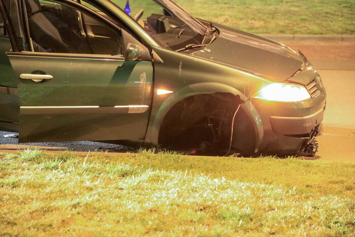 Automobilist verliest macht over het stuur op rotonde