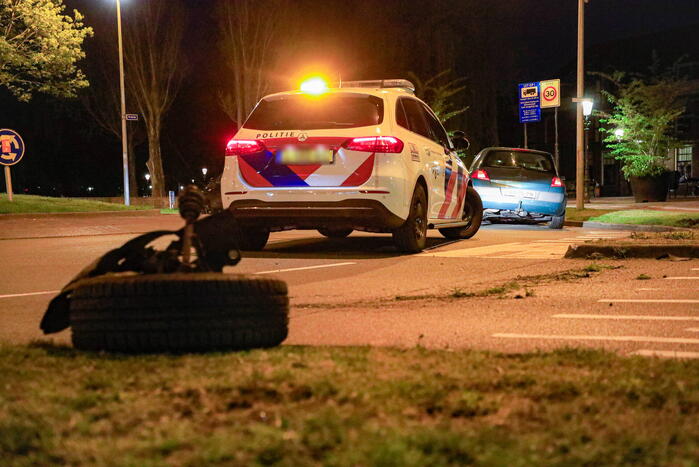 Automobilist verliest macht over het stuur op rotonde