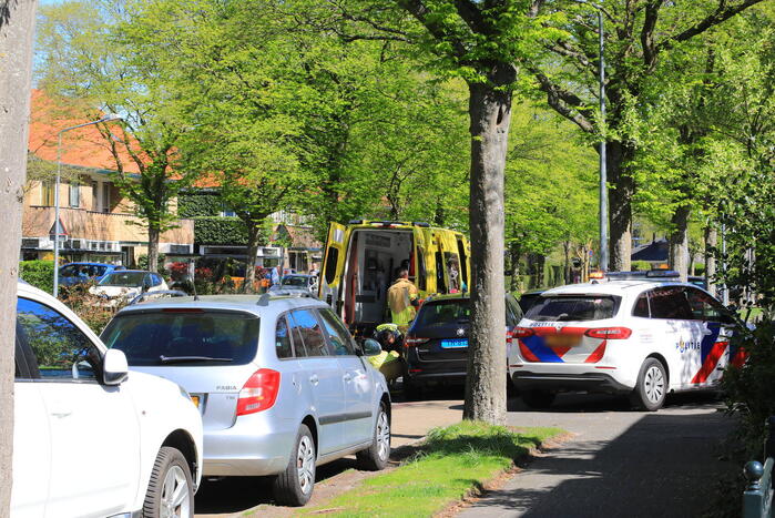 Taxichauffeur botst tegen geparkeerd auto