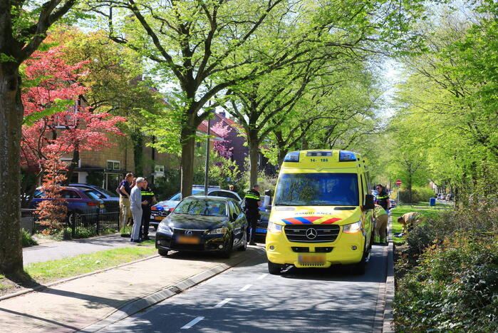 Taxichauffeur botst tegen geparkeerd auto
