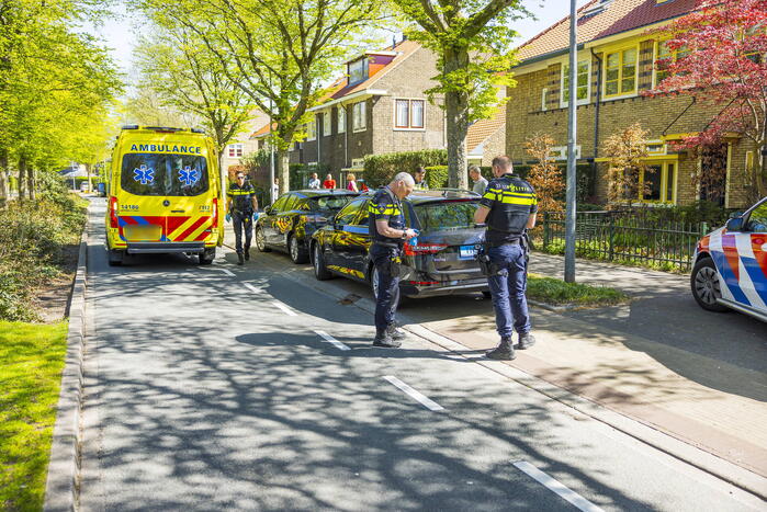 Taxichauffeur botst tegen geparkeerd auto