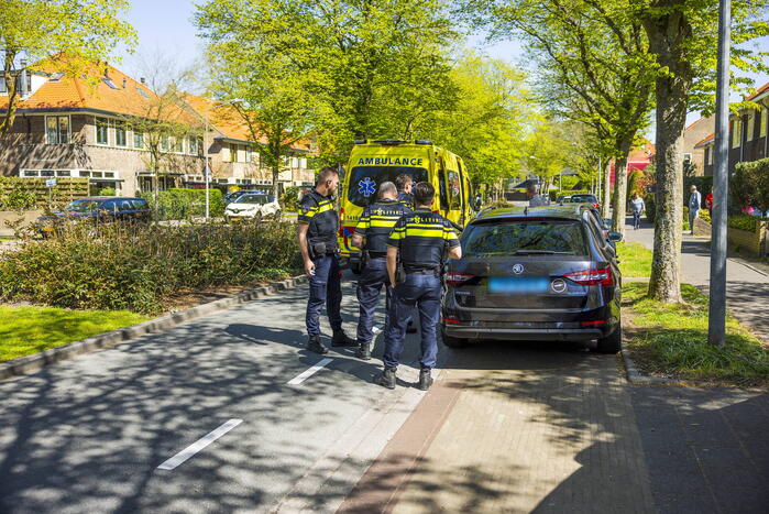Taxichauffeur botst tegen geparkeerd auto