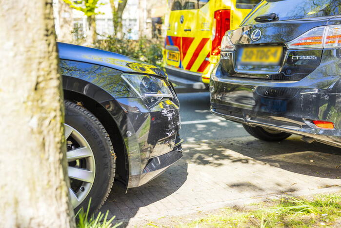 Taxichauffeur botst tegen geparkeerd auto