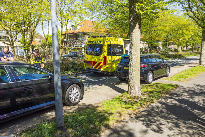 Taxichauffeur botst tegen geparkeerd auto
