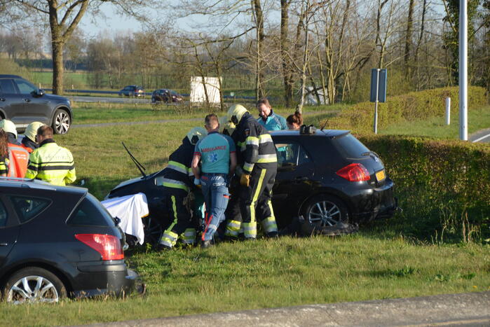 Auto schiet over rotonde eindigt op carpool