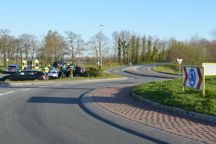 Auto schiet over rotonde eindigt op carpool