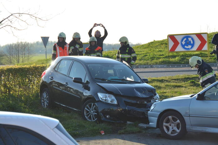 Auto schiet over rotonde eindigt op carpool
