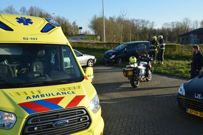 Auto schiet over rotonde eindigt op carpool