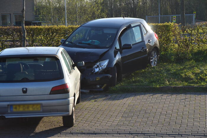 Auto schiet over rotonde eindigt op carpool