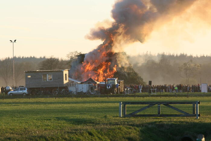 Veel mensen bij paasvuur