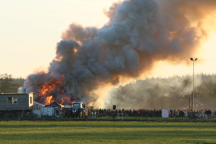 Veel mensen bij paasvuur