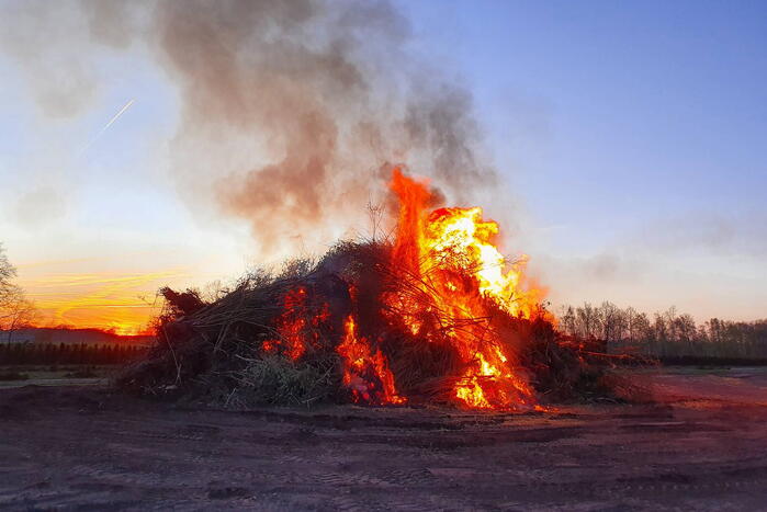 Paasvuur ontstoken langeveen