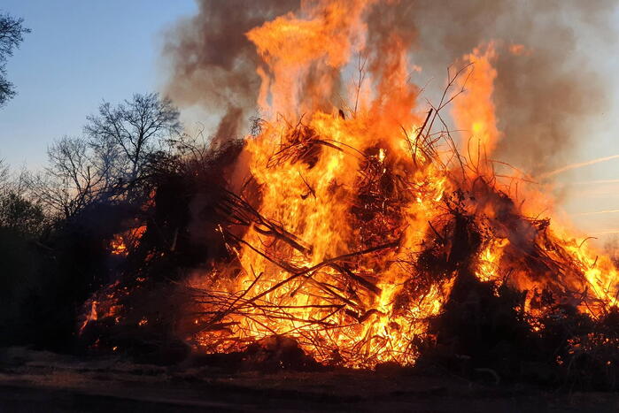 Paasvuur ontstoken langeveen