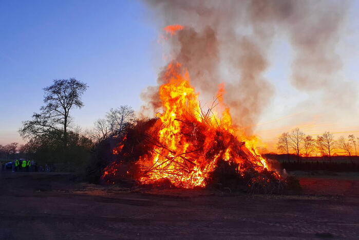 Paasvuur ontstoken langeveen