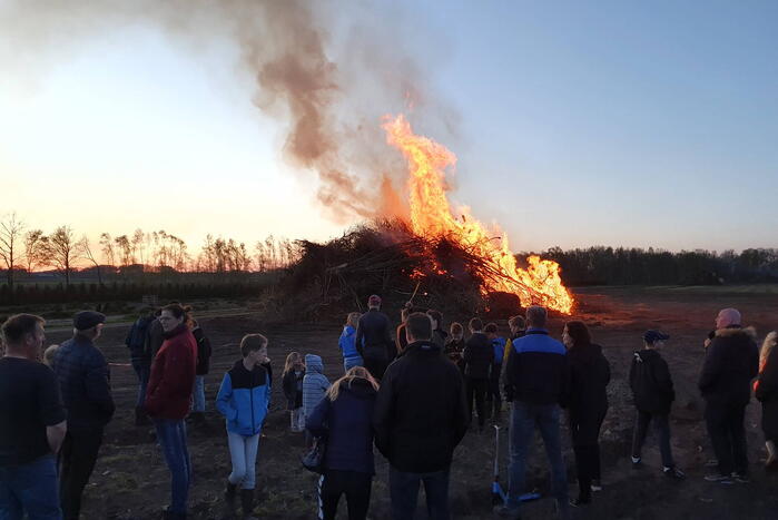 Paasvuur ontstoken langeveen