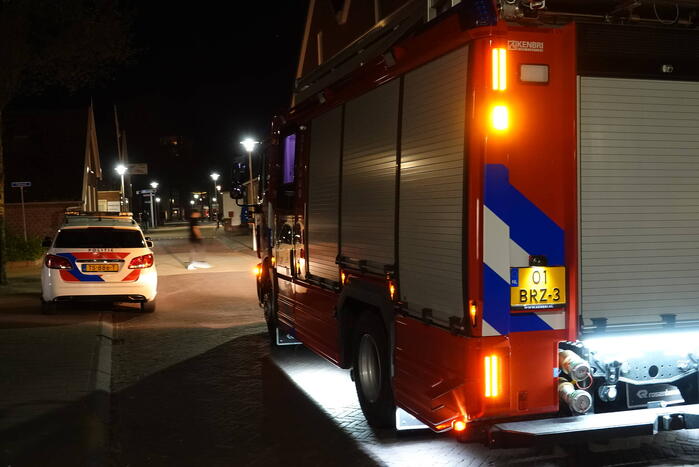 Brandweer controleert balkon na zelf-gebluste brand