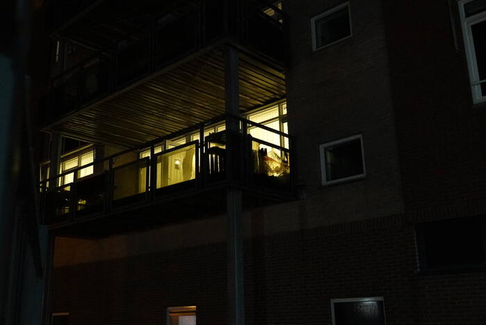 Brandweer controleert balkon na zelf-gebluste brand