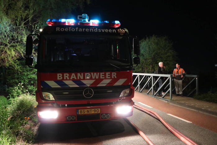 Grote vlammen bij uitslaande brand in woning