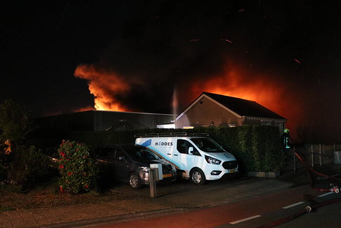 Grote vlammen bij uitslaande brand in woning