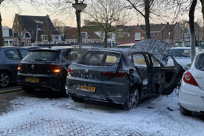 Geparkeerd auto verwoest vanwege brand